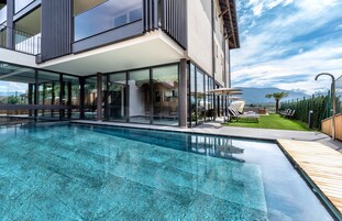 Piscina externa, guarda-sóis, espreguiçadeiras