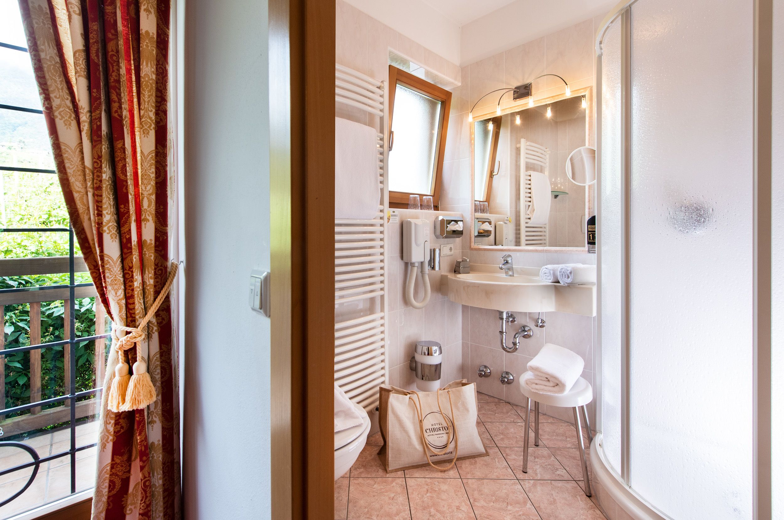 comfort double room (chardonnay) | bathroom | free toiletries, hair dryer, bathrobes, slippers
