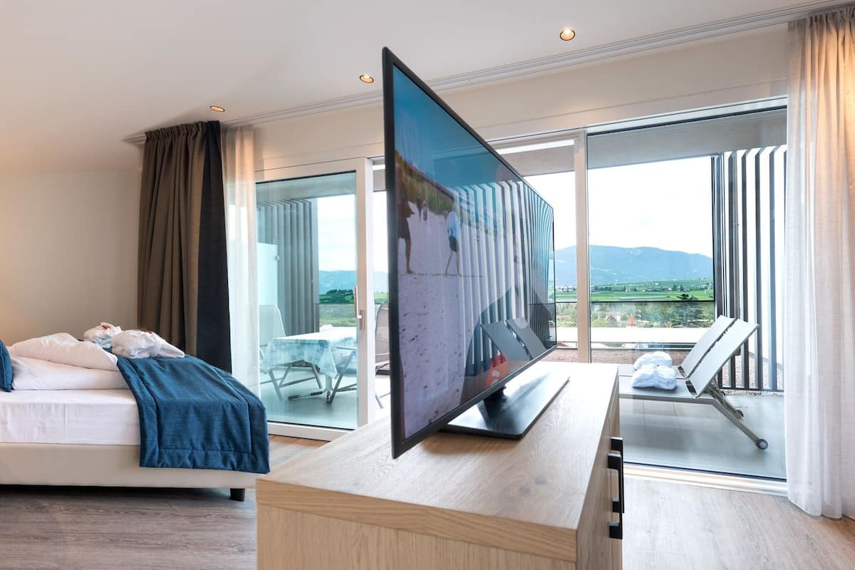 junior suite (braeburn) | in-room safe, desk, blackout curtains, cots/infant beds