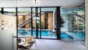 Alberca al aire libre, sombrillas en la alberca y camastros 