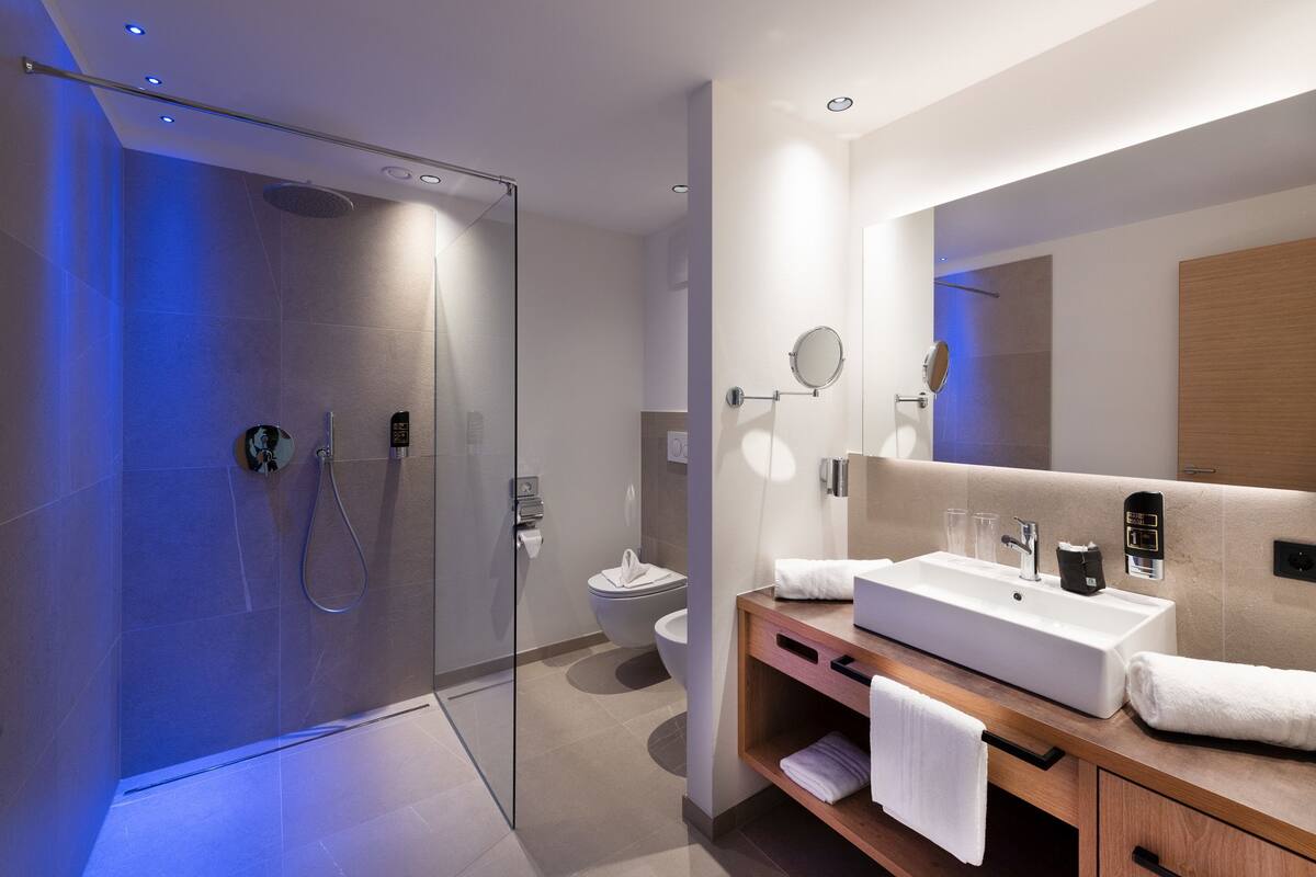 deluxe double room (lagrein) | bathroom | free toiletries, hair dryer, bathrobes, slippers