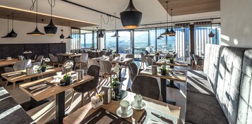 Café da manhã com buffet grátis todos os dias