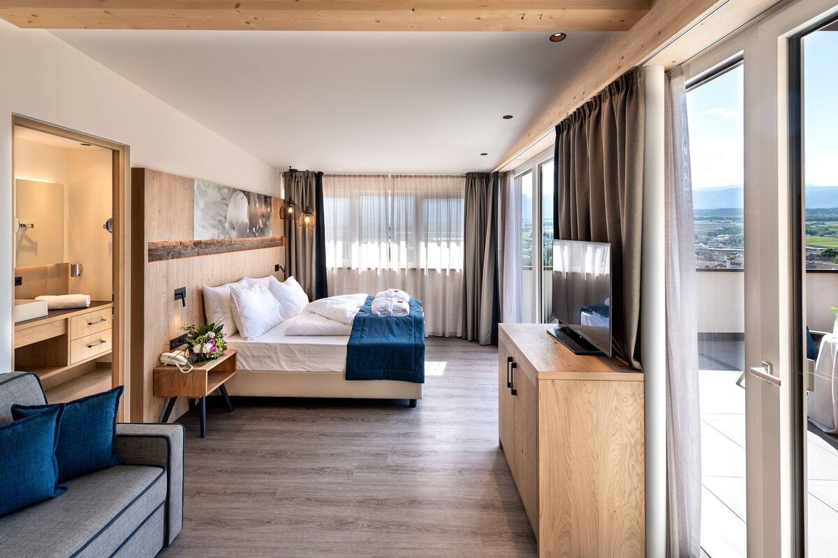 junior suite (morgenduft) | in-room safe, desk, blackout curtains, cots/infant beds