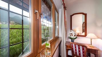 Comfort egyágyas szoba (Dolomites) | Széf a szobában, íróasztal és sötétítőfüggöny
