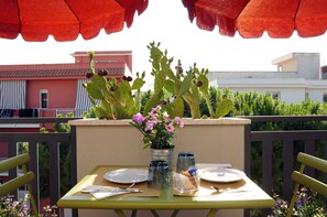 Outdoor dining - TerraSole Bakery B&B (Terrasini)