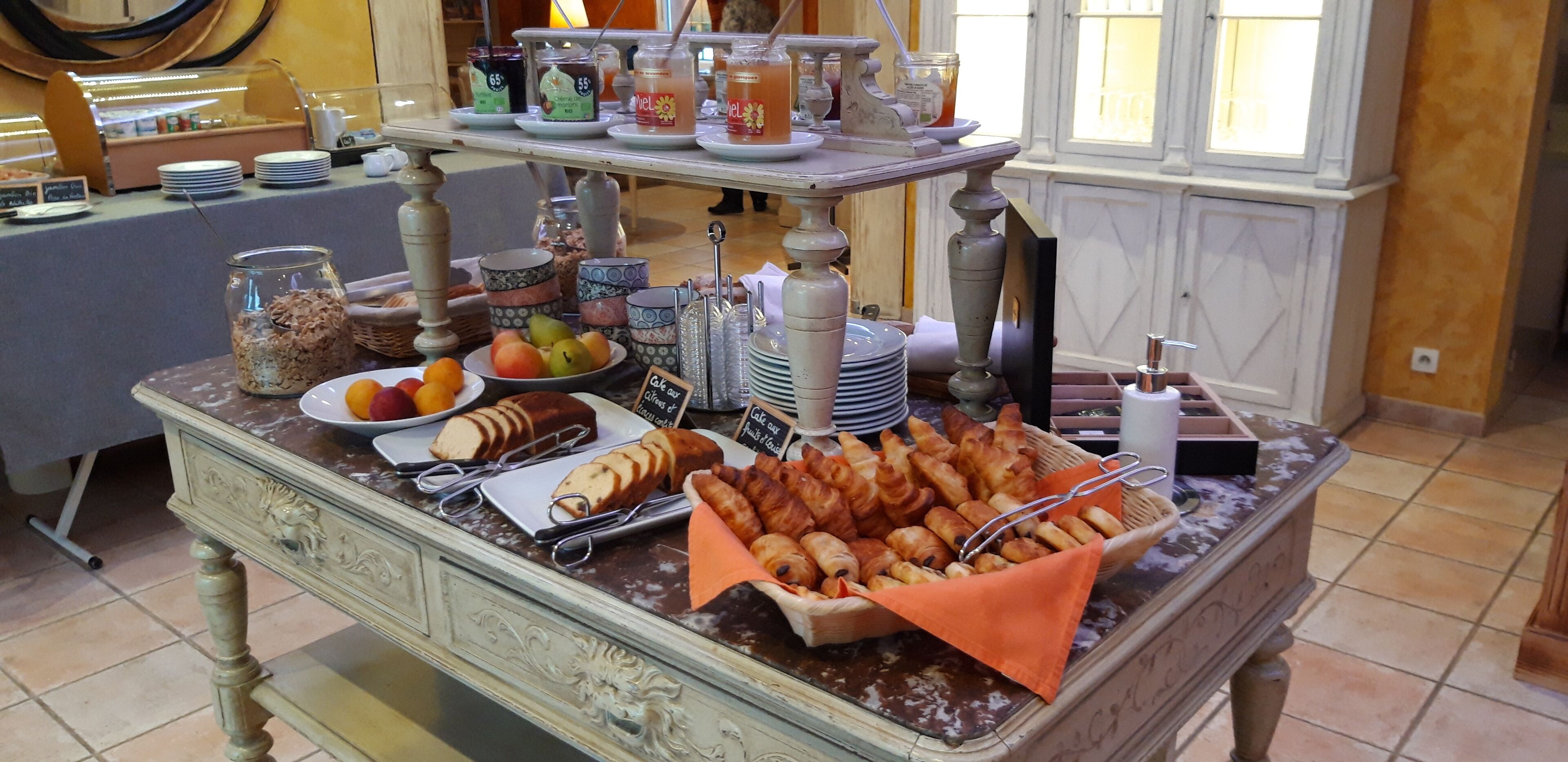 Desayuno buffet diario (EUR 16 por persona)