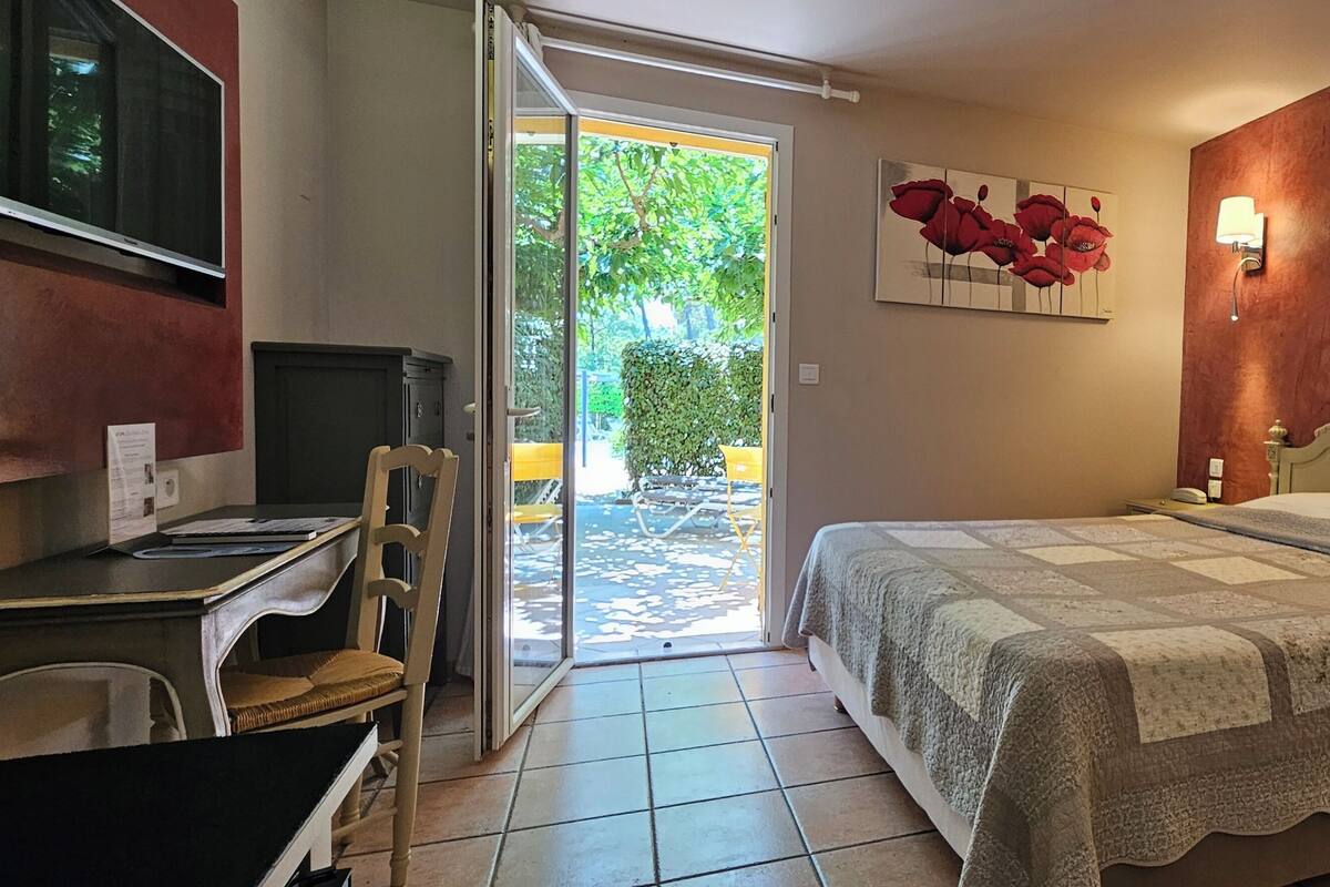 Deluxe Double or Twin Room, Terrace, Park View | Premium bedding, in-room safe, desk, blackout drapes
