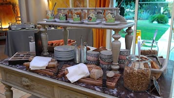 Petit déjeuner buffet (16 EUR par personne)