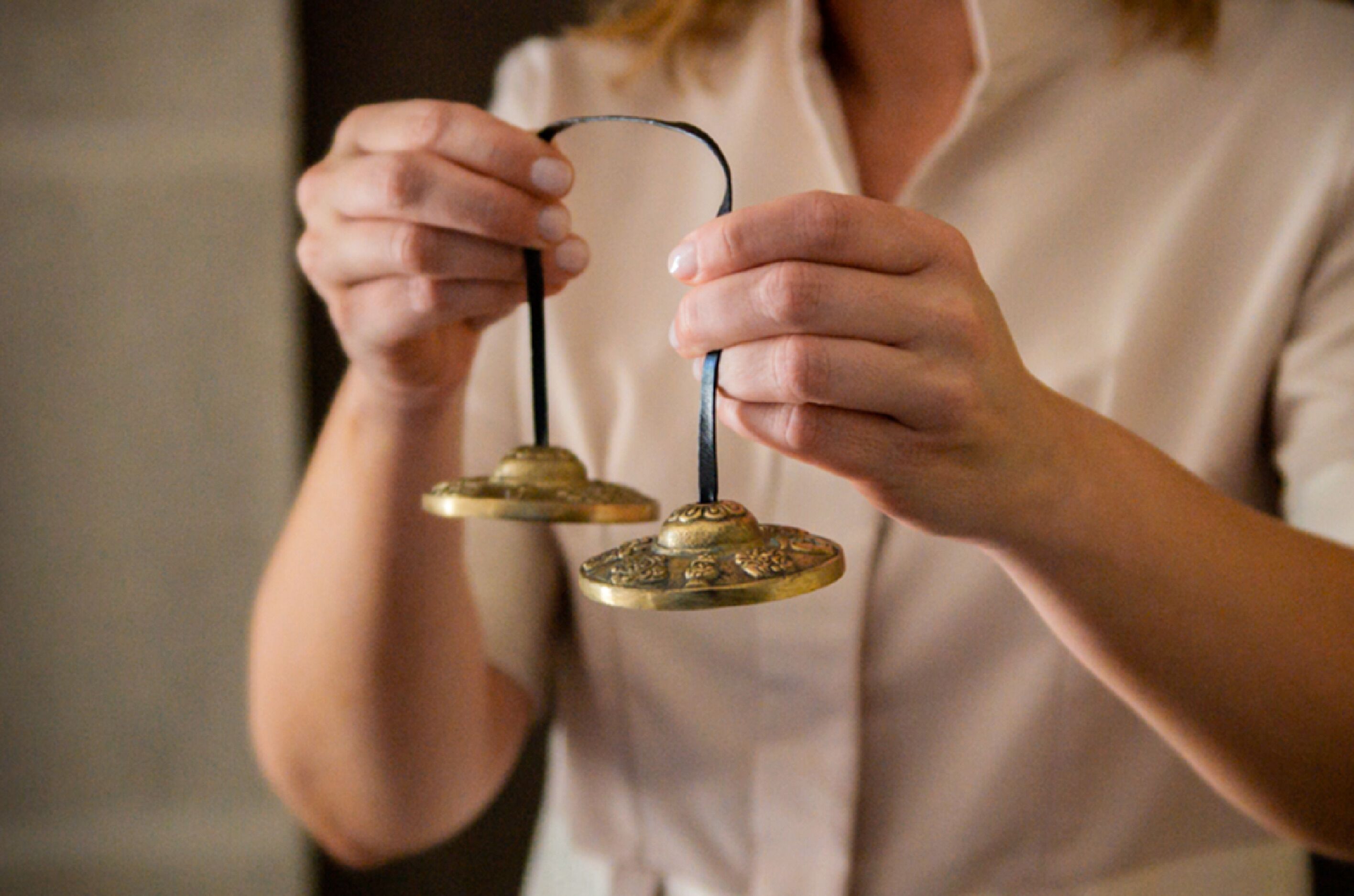 A person holding a scale with a chain.