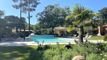 Piscine extérieure (ouverte en saison), chaises longues