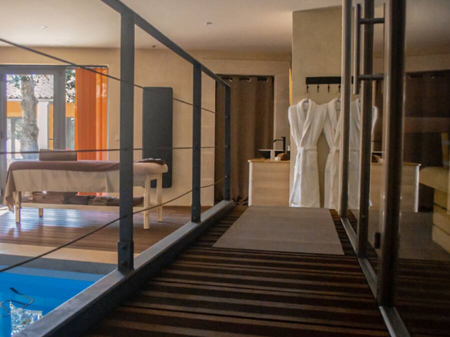 Couples treatment rooms, sauna, body treatments, body wraps, body scrubs