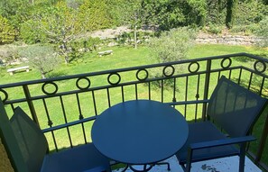 Chambre Supérieure Double ou avec lits jumeaux, balcon, côté jardin | Literie de qualité supérieure, coffres-forts dans les chambres, bureau