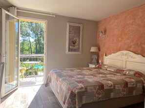 Quarto casal ou duplo superior, sacada, no jardim | Roupas de cama premium, cofres nos quartos, escrivaninha