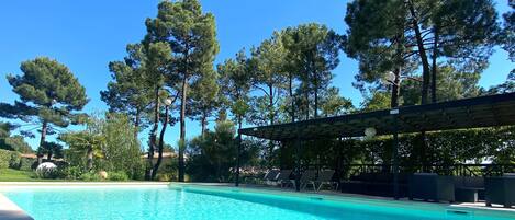 Kauden mukainen ulkouima-allas avoinna 9.00–20.00, aurinkotuoleja