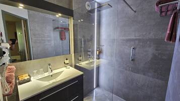 Shower, rainfall showerhead, free toiletries, hair dryer
