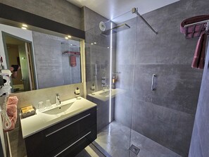 Shower, rainfall showerhead, free toiletries, hair dryer