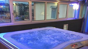 Bañera de hidromasaje cubierta