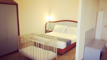 Familie vierpersoonskamer, balkon, uitzicht op de stad | Een minibar, een kluis op de kamer, een bureau, verduisterende gordijnen