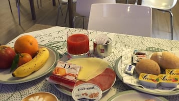 Daily continental breakfast (EUR 5.00 per person)