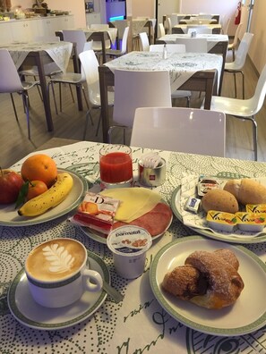 Daily continental breakfast for a fee - Hotel Verdi (Vicenza)