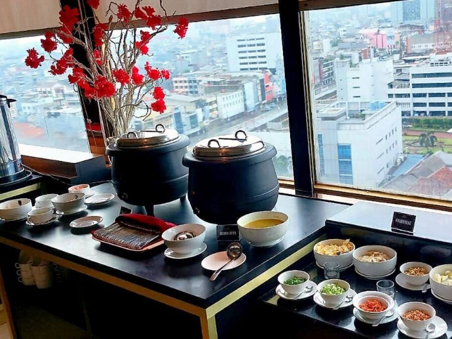 Se sirven desayunos, almuerzos, cenas y cocina asiática