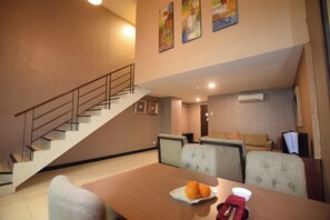 Grand suite | Een minibar, een kluis op de kamer, individueel gedecoreerd, een bureau