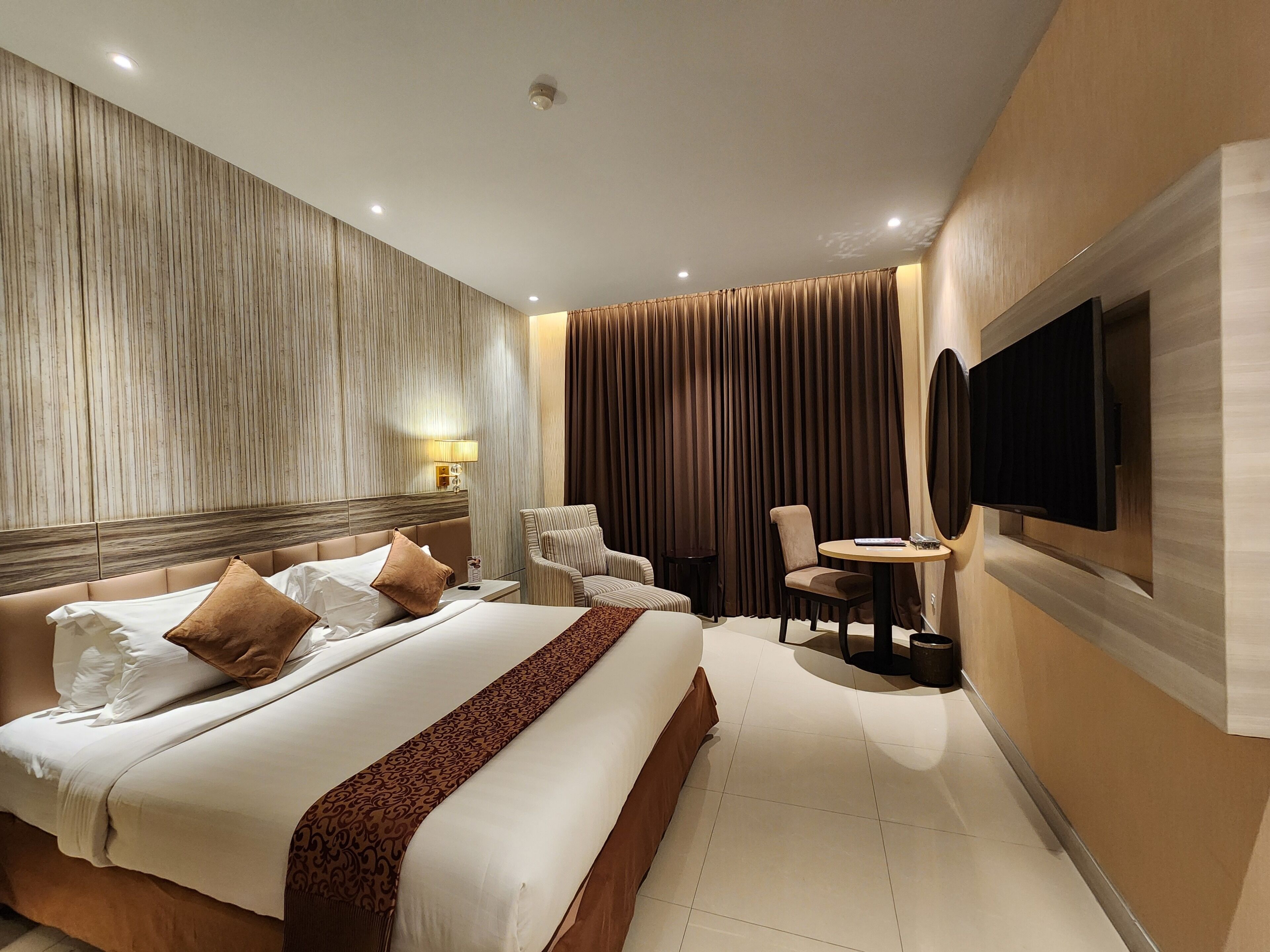 Executive Deluxe | Minibar, in-room safe, individually decorated, desk