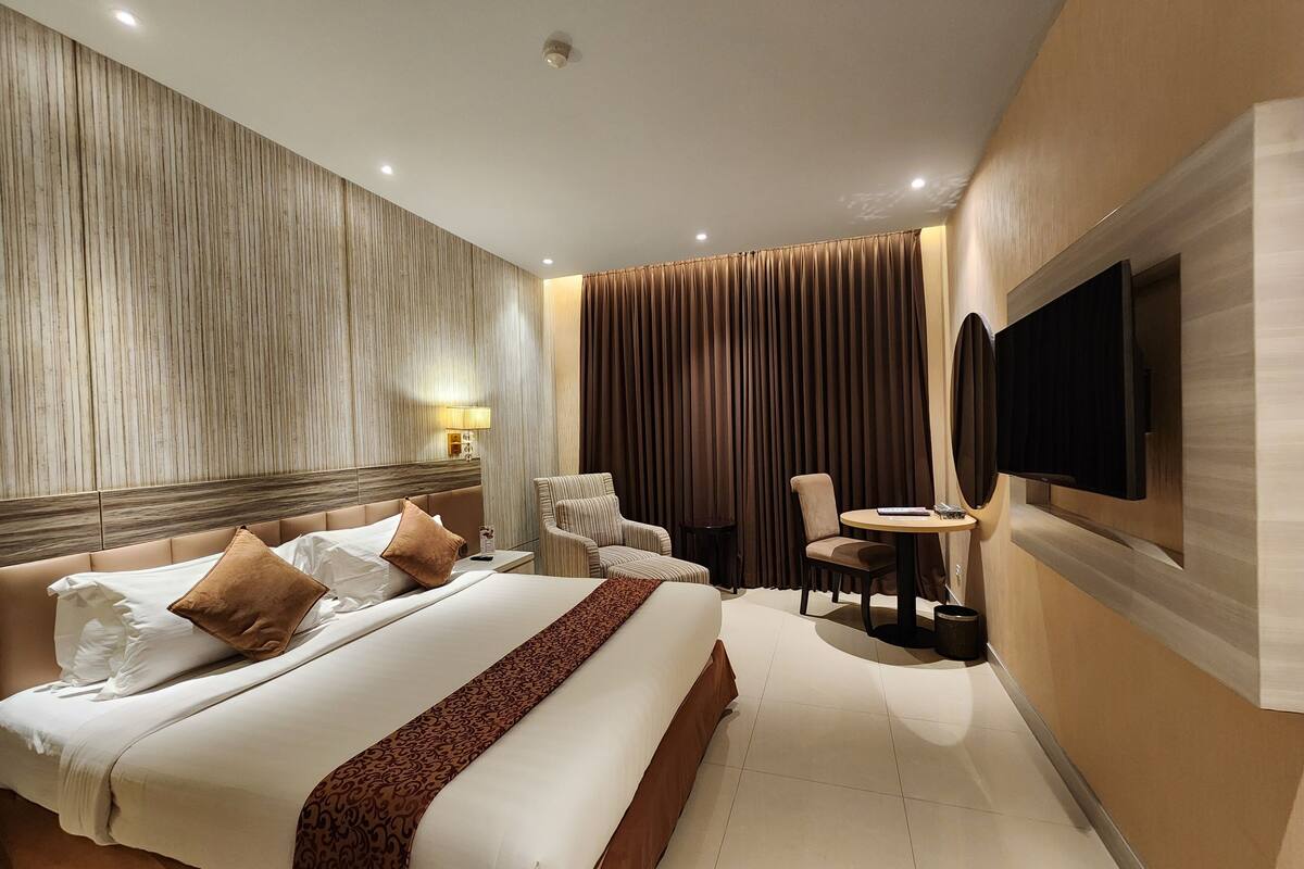 Executive Deluxe | Minibar, in-room safe, individually decorated, desk