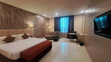 Suite Eksekutif | Minibar, brankas, didekorasi berbeda-beda, dan meja kerja