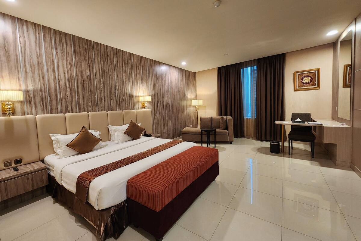 Executive Suite | Minibar, in-room safe, individually decorated, desk