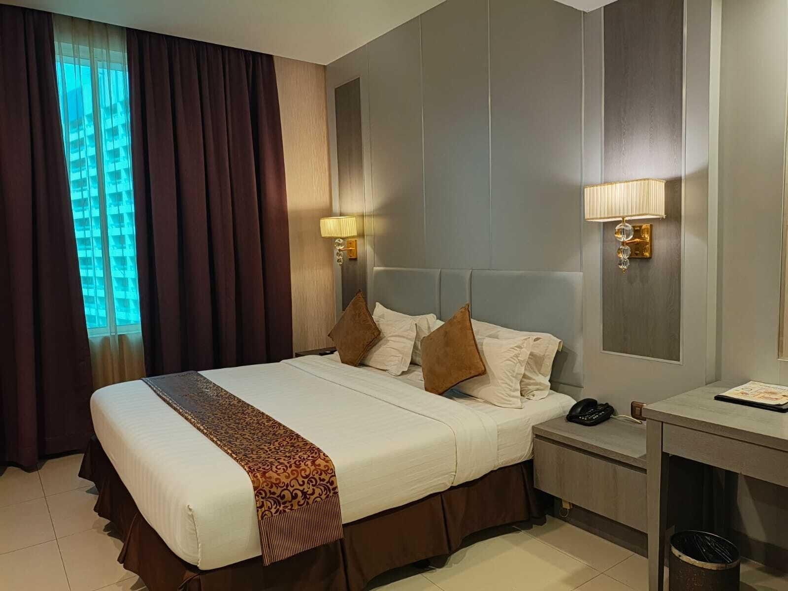 Executive Deluxe View | Minibar, in-room safe, individually decorated, desk