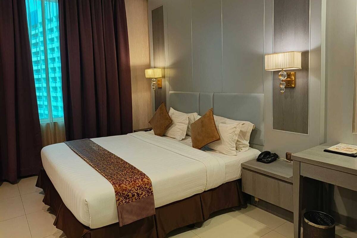 Executive Deluxe View | Minibar, in-room safe, individually decorated, desk