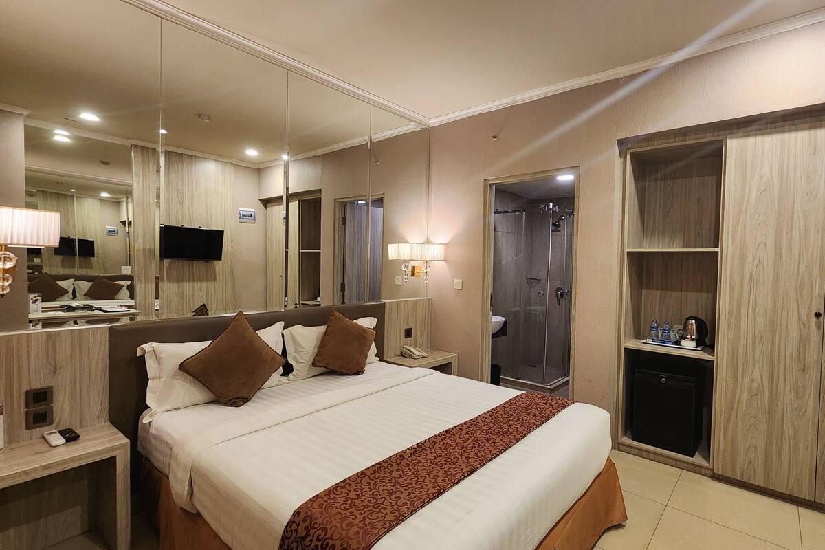 Superior Room | Minibar, in-room safe, individually decorated, desk