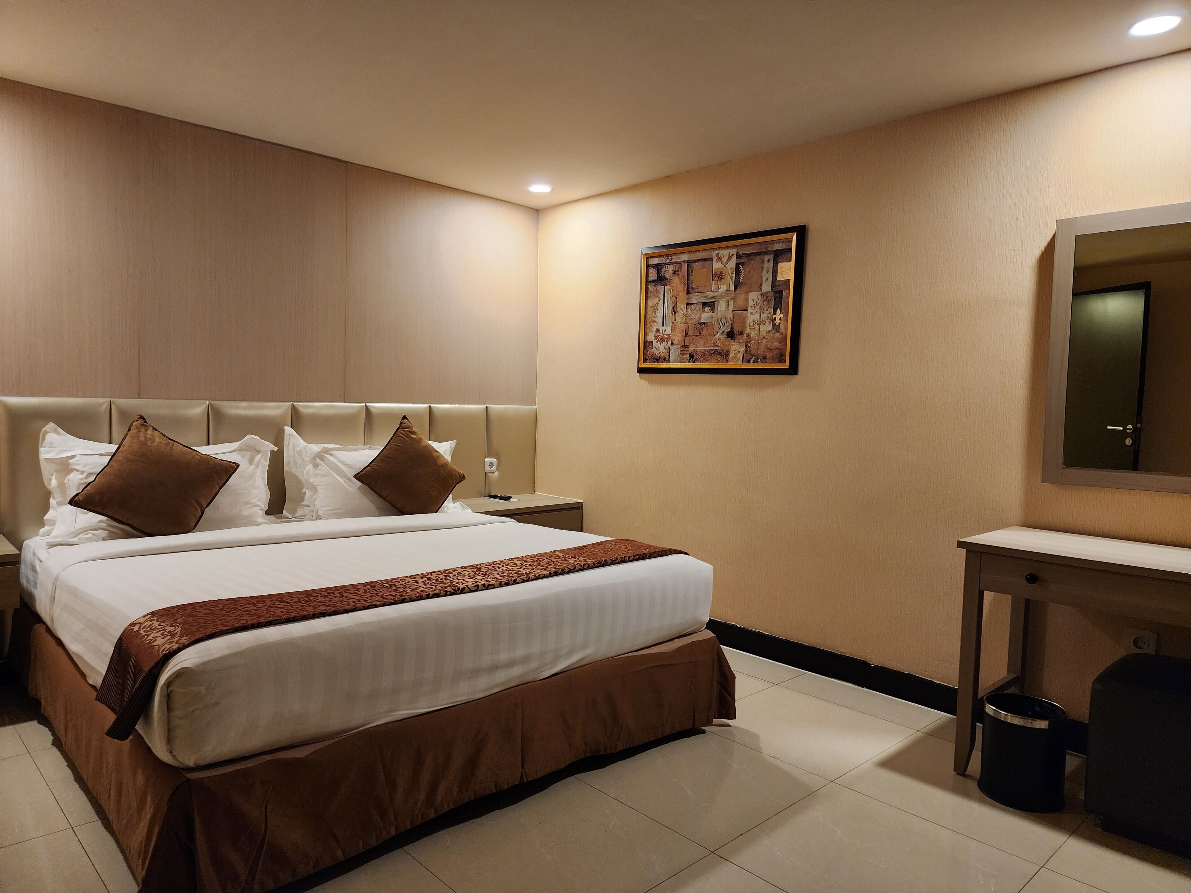 Grand Paragon Suite | Minibar, in-room safe, individually decorated, desk