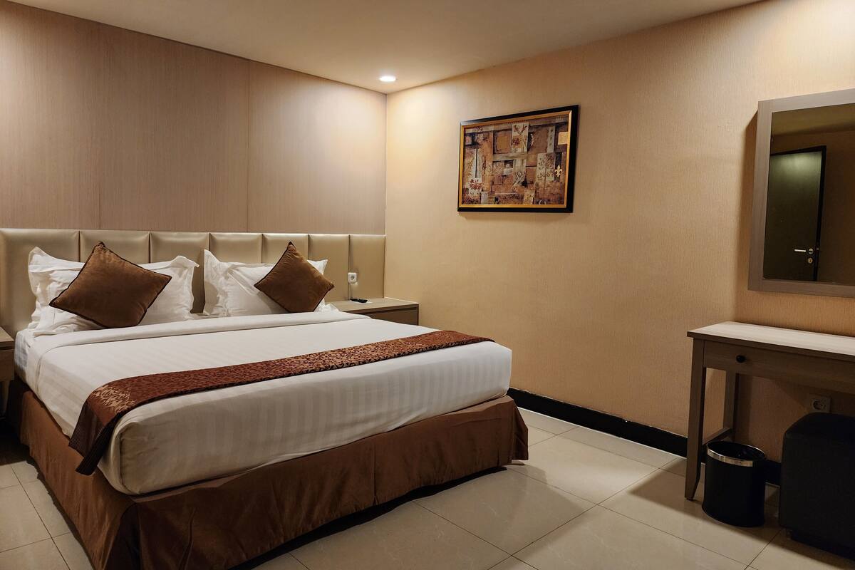 Grand Paragon Suite | Minibar, in-room safe, individually decorated, desk