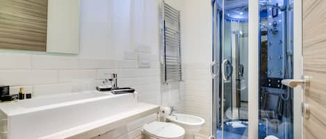 Double Room | Bathroom | Shower, free toiletries, hair dryer, slippers