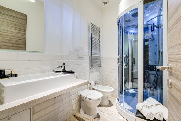 Double Room | Bathroom | Shower, free toiletries, hair dryer, slippers - Relais Colonna (Rome)