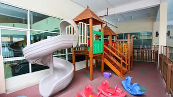 Área de juegos infantiles techada