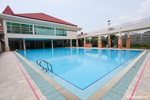 Outdoor pool, pool loungers - THE Arena Country Club (Singapore)