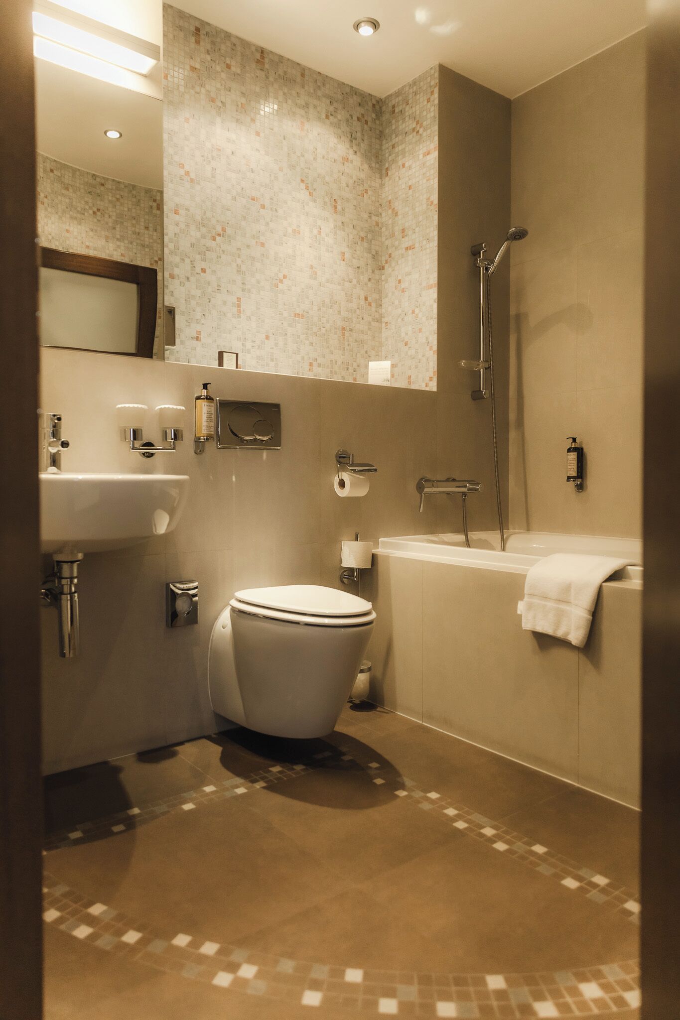 Un baño con inodoro, lavamanos y bañera.