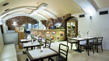 Se ofrece un desayuno bufé todos los días (15 EUR por persona)