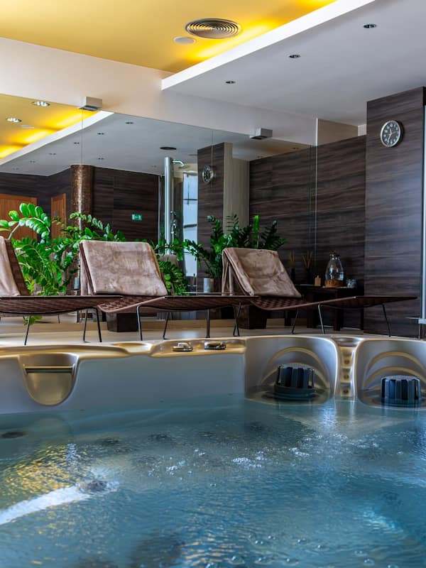 Sauna, bain à remous, soins corporels, massages sportifs, massages