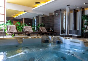 Een sauna, een bubbelbad, lichaamsbehandelingen, Thaise massages