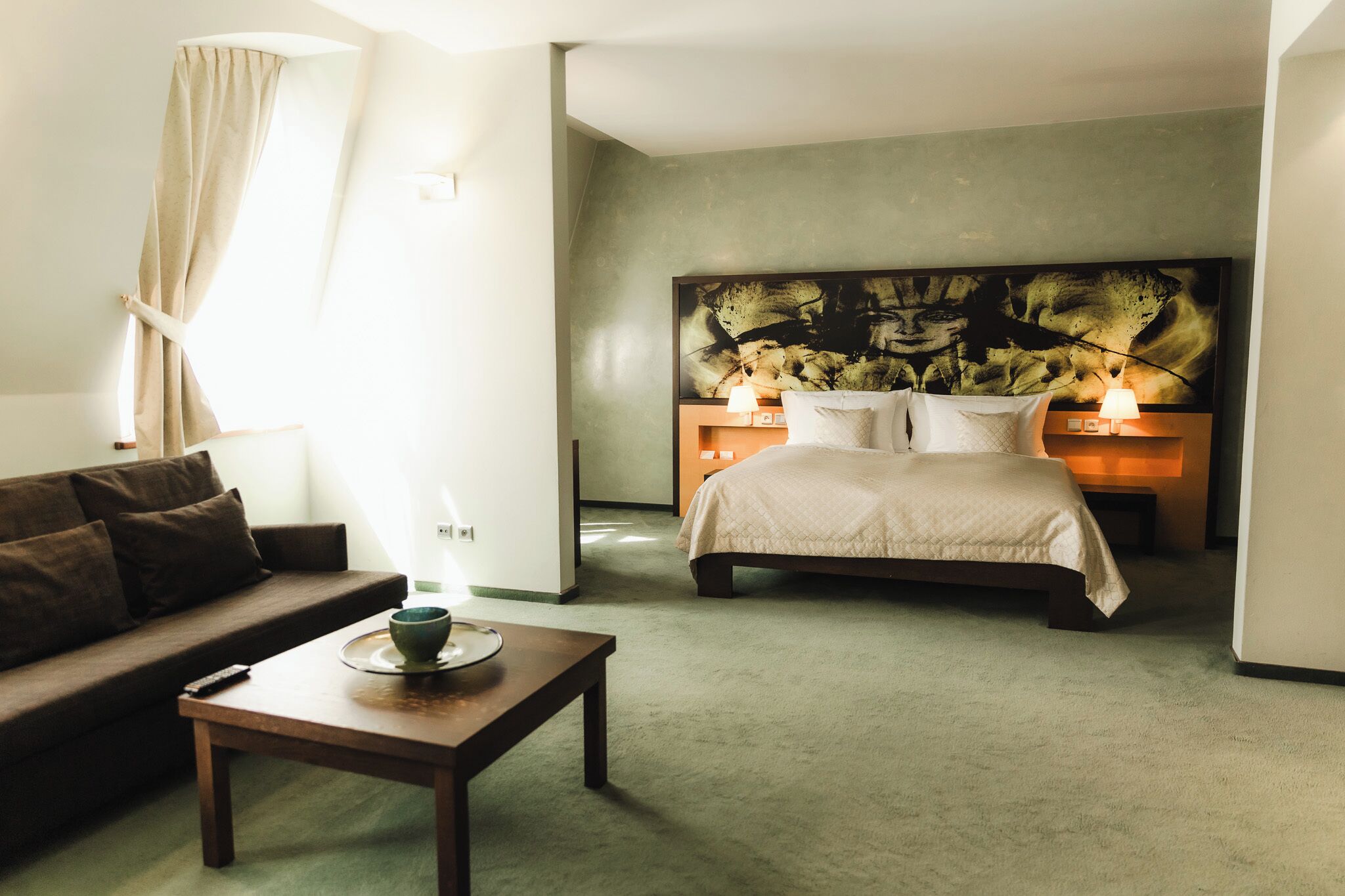 deluxe room | hypo-allergenic bedding, minibar, in-room safe, desk