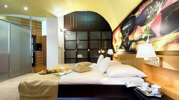 Deluxe Suite | Hypoallergeen beddengoed, een minibar, een kluis op de kamer, een bureau