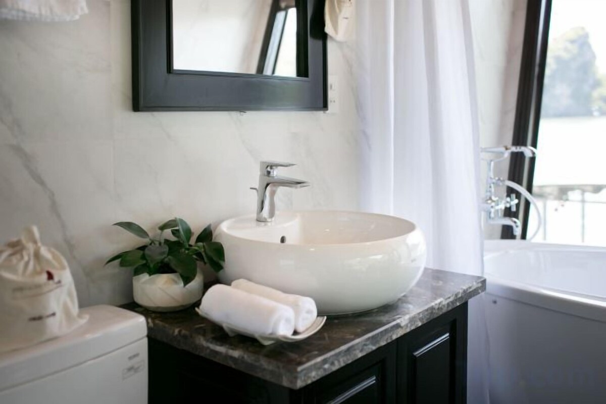 Kamar mandi | Bathtub dan shower terpisah, bathtub besar,  dan pancuran hujan