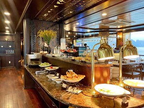 Café da manhã com buffet grátis todos os dias