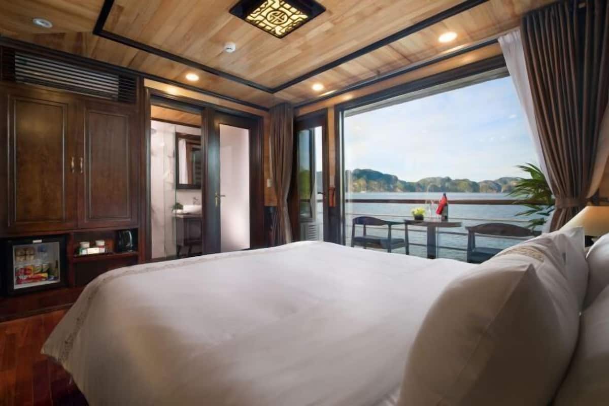 Ropa de cama hipoalergénica, minibar, caja fuerte y cortinas opacas