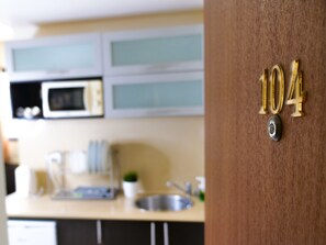 Apartment, 2 Bedrooms, Kitchenette | Private kitchenette | Fridge, microwave, stovetop, coffee/tea maker