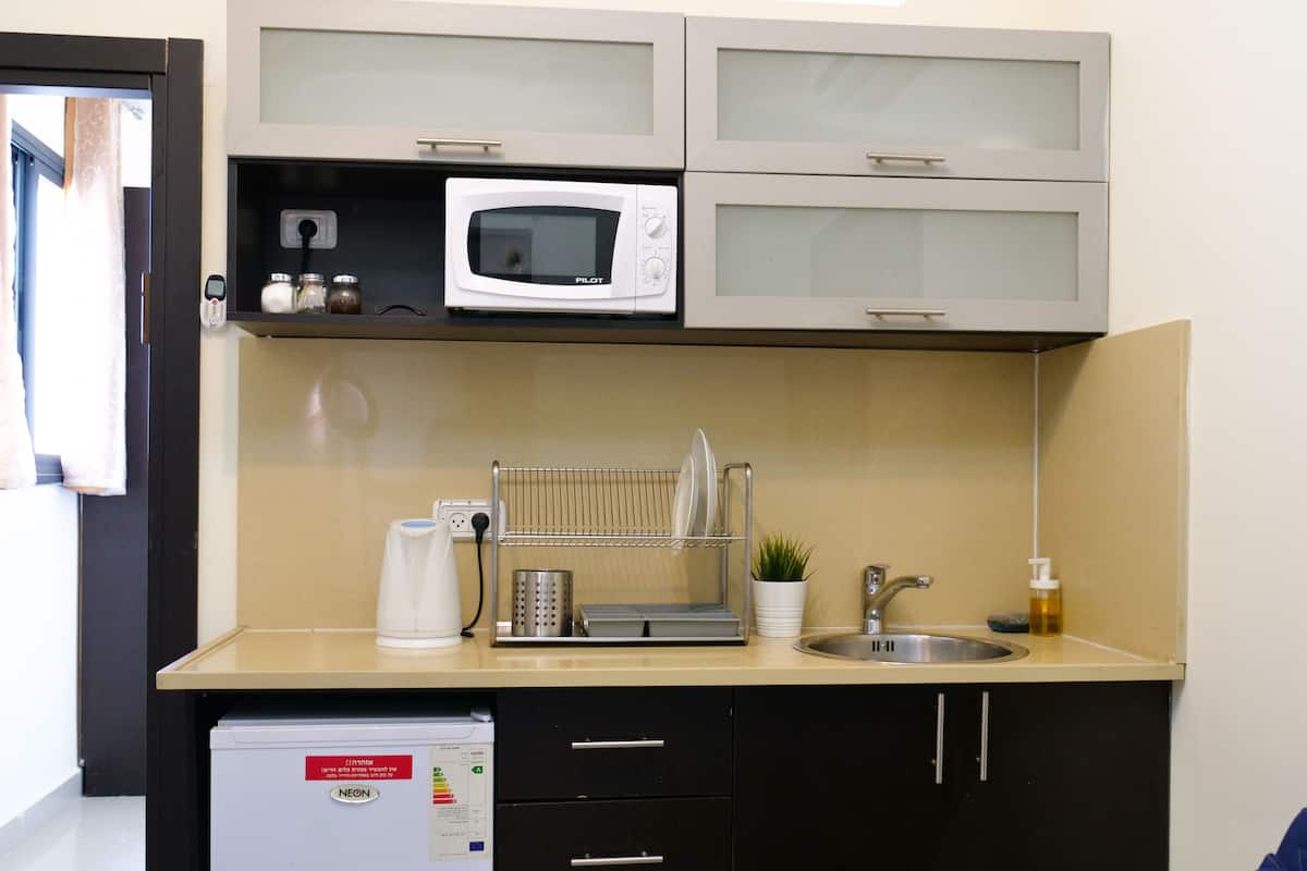 Frigorifero, microonde, piano cottura, macchina per tè/caffè